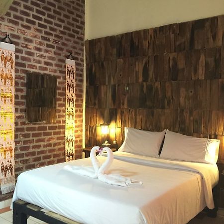 Baan Thai Homestay By Bgb Villas Praia de Kata Exterior foto