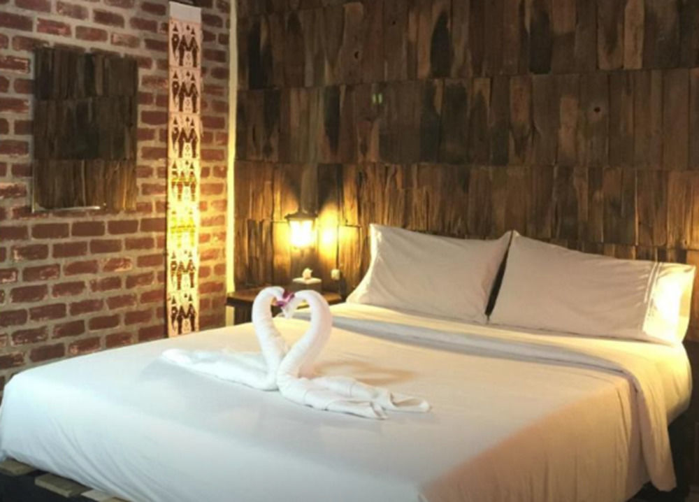 Baan Thai Homestay By Bgb Villas Praia de Kata Exterior foto